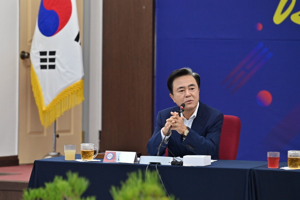 김태흠 충남지사 언론인 간담회 발언김태흠 충남지사가 보령시청에서 열린 언론인 간담회에서 민선8기 도정 성과와 보령 발전 비전을 설명하고 있다. @충청남도