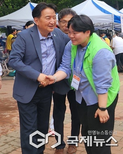 김영환 지사 격려 모습.(제공=충북도청)