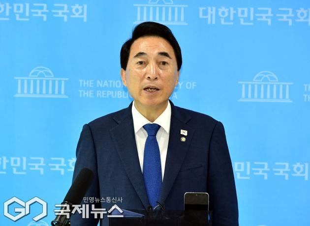 ▲박수현 더불어민주당 수석대변인은 5일 오후 국회 소통관 백브리핑장에서 오는 8일 이재명 대통령과 여야대표 회동에 대해 브리핑을 하고 있다./사진=이용우 기자 