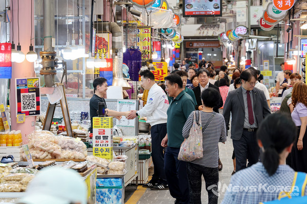 오언석 도봉구청장이 지난 26일 지역 내 한 전통시장을 찾아 상인과 손을 맞잡고 있다. @도봉구