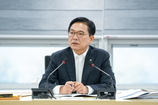 김석필 천안시장 권한대행 부시장이 1일 시청 중회의실에서 열린 확대간부회의에서 추석 연휴를 앞두고 안전과 재난에 대비해 비상연락 체계 유지 등을 지시하고 있다. @천안시