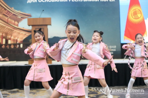 2025 K-POP 페스티벌 최연소 참가팀 ‘White Pink’의 특별 공연이 펼쳐지고 있다. @주키르기즈 공화국 대한민국 대사관
