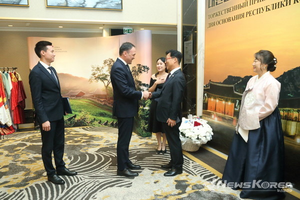 키르기즈공화국 정부 인사를 비롯해 외교단, 국제기구, 경제·교육·문화계 주요 인사, 재외국민과 고려인 동포 등 200여 명이 참석해 성황을 이뤘다. @주키르기즈 공화국 대한민국 대사관