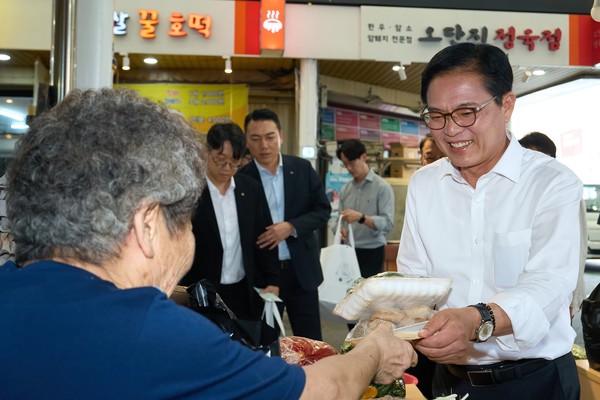 김석필 천안시장 권한대행 부시장이 2일 천안중앙시장, 성정시장을 방문해 명절 성수품을 구매하고 있다. @천안시