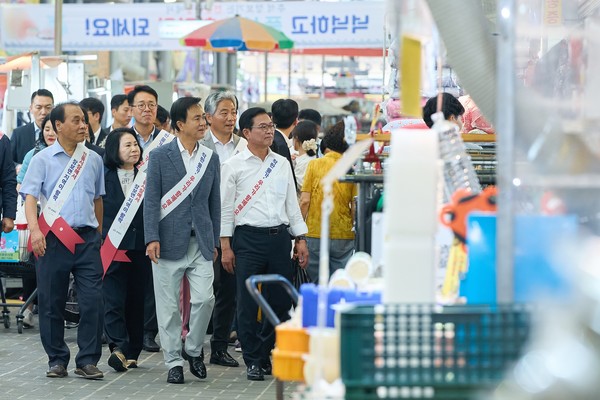 김태흠 충남도지사, 천안시의회 김행금 의장과 김석필 천안시장 권한대행 부시장이 민족 대명절인 추석을 앞두고 10월 2일(목) 중앙시장을 찾아 시민과 상인들에게 따뜻한 인사를 전하며 명절 분위기를 함께 나누었다. @천안시