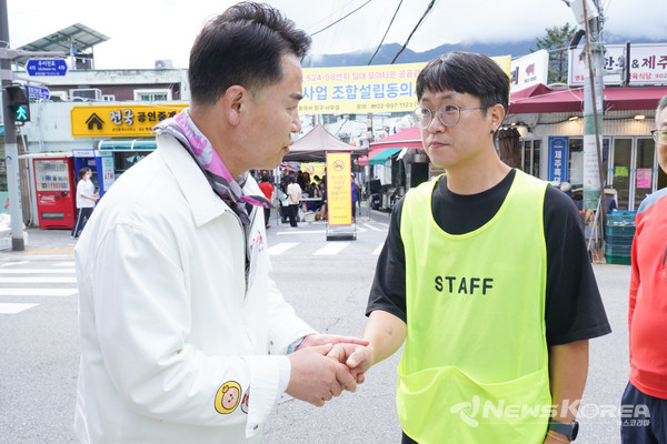 오언석 도봉구청장과 신해균 서울다락 대표가 담소를 나누고 있다. @서울다락