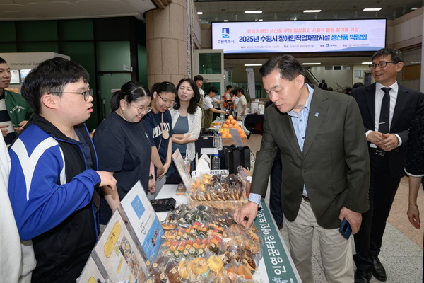 이재준 수원시장이 박람회에 출품한 물품을 살펴보고 있다. @수원시