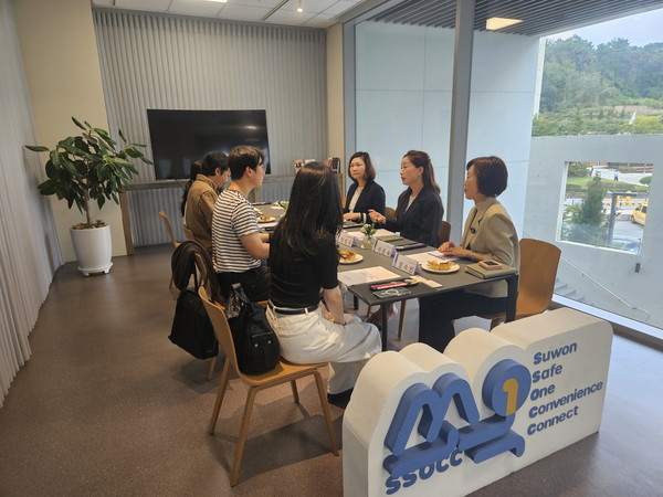 사진)김은주 수원시 여성가족국장과 수원시 1인가구 시민네트워크 관계자들이 간담회를 하고 있다.