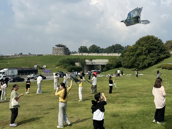 사진)이주배경청소년들이 함께 추석 문화 피크닉 체험을 하고 있다.