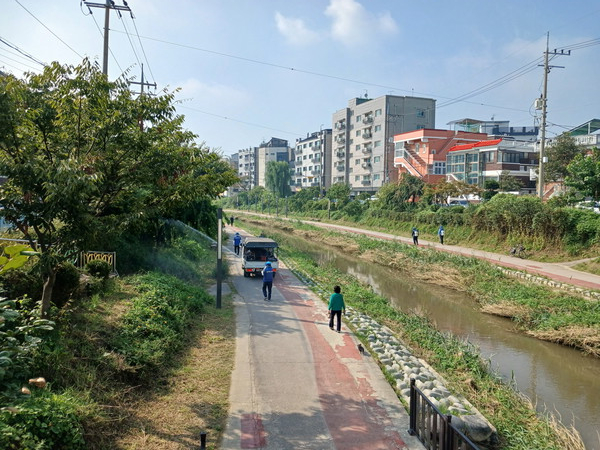 )수원시 권선구보건소 관계자가 수원천변 산책로를 방역소독하고 있다. @수원시