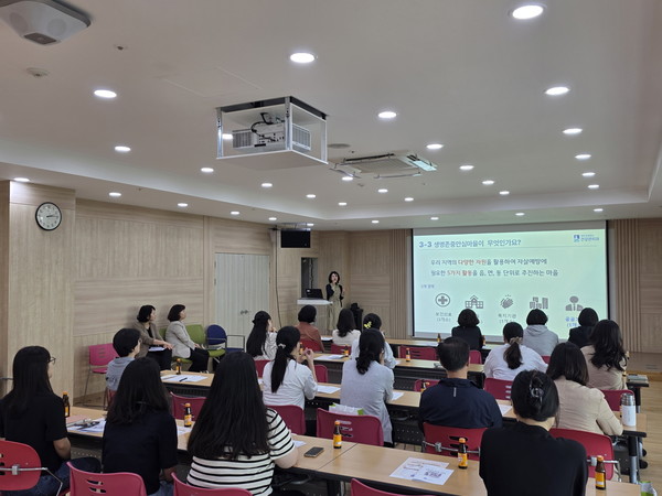 수원시 장안구보건소가 ‘생명존중안심마을 조성 및 운영 설명회’를 열고 있다.  @수원시