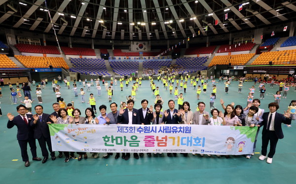 현근택 수원시 제2부시장, 김승원(수원시갑) 의원, 수원시의회 의원 등이 어린이들과 함께하고 있다. @수원시