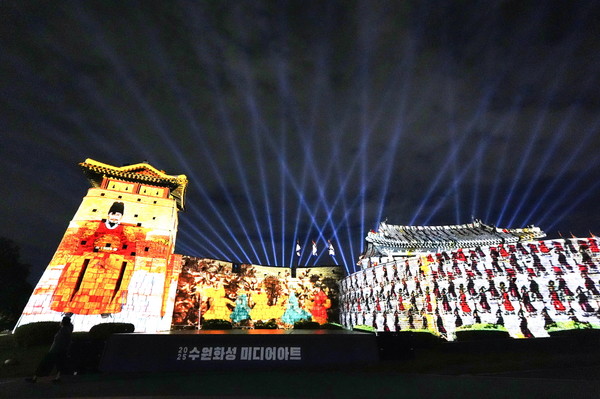 화서문 성벽에 2025 수원화성 미디어아트 메인 작품인 ‘새빛 향연’이 상영되고 있다. @수원시