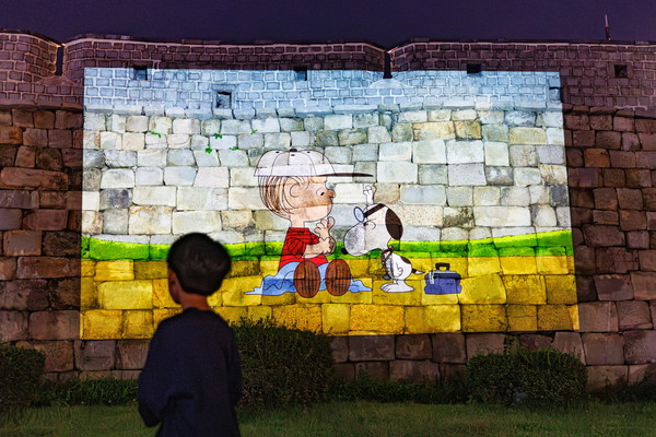 올해 미디어아트에서 피너츠사와 협업으로 수원화성 성벽에 스누피 캐릭터가 비춰지고 있다. @수원시