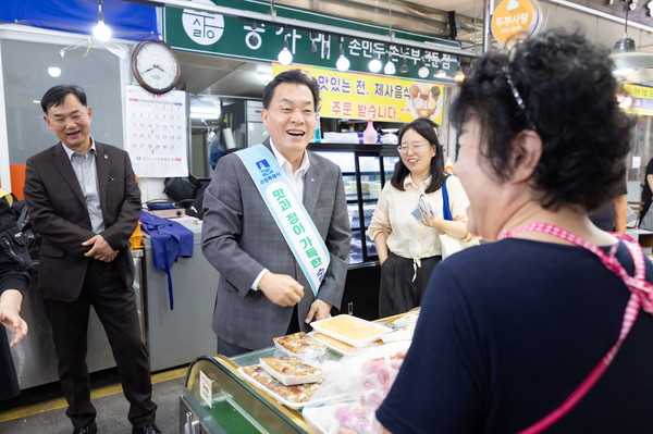 이재준 수원시장이 권선종합시장에서 장을 보고 있다. @수원시
