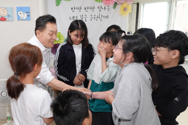 이재준 시장이 세류지역아동센터에서 아이들과 이야기를 나누고 있다. @수원시