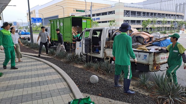 수원시, 유관기관 관계자들이 수원역 환경정비를 하고 있다. @수원시