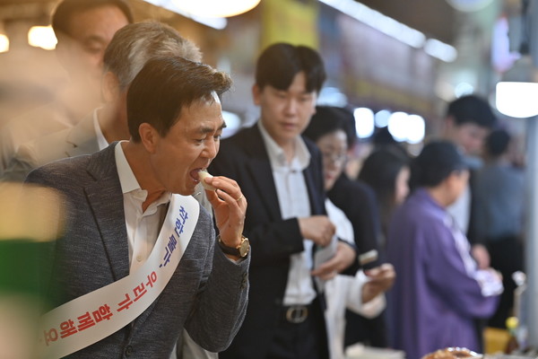 김태흠 지사가 전통시장 음식 시식에 참여하며 상인들과 소통하고 있다. @충청남도
