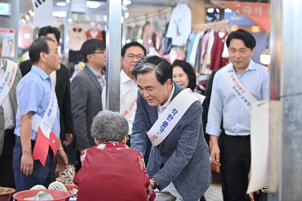 김태흠 지사가 천안중앙시장에서 상인의 손을 잡으며 격려하는 모습. @충청남도