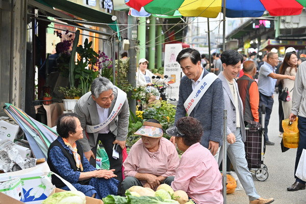 김태흠 지사가 온양온천시장을 방문해 상인의 애로사항을 청취하고 있다.@충청남도