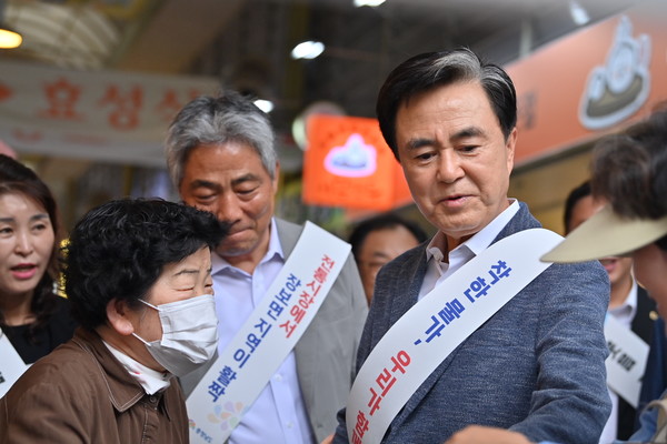 김태흠 지사가 온양온천시장을 찾아 상인과 도민을 만나 소통하고 있다. @충청남도