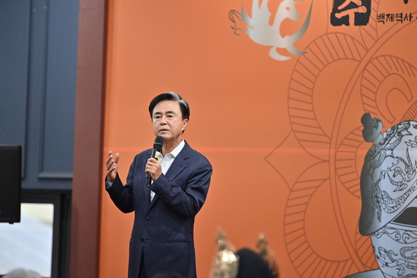 김태흠 충남도지사가 3일 공주 금강신관공원에서 열린 제71회 백제문화제 개막식에서 축사를 하고 있다. @충청남도