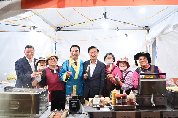 김태흠 지사가 백제문화제 먹거리 장터를 찾아 지역 상인들과 기념촬영을 하고 있다. @충청남도