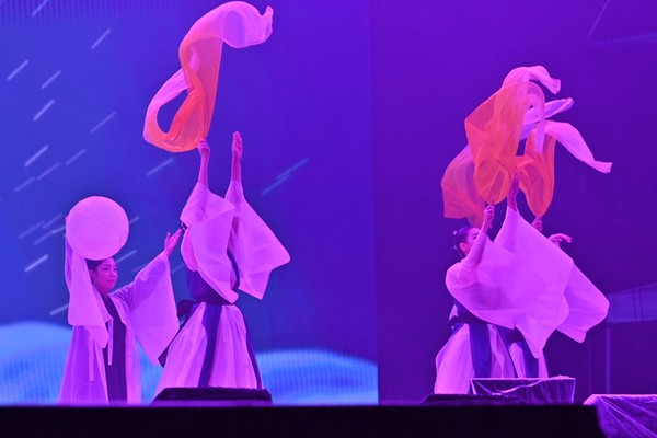 백제문화제 개막 공연에서 무용수들이 한국 전통무용을 선보이고 있다. @충청남도