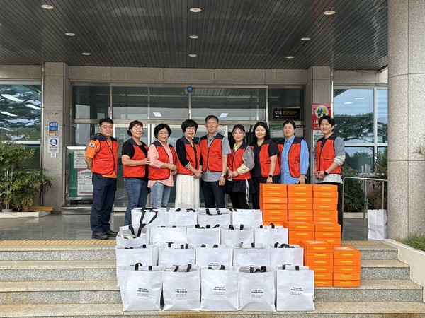 합덕읍 지역사회보장협의체가 종근당·동아제약 후원으로 마련한 ‘비타민 꾸러미’를 취약계층 가구에 전달하기 전 함께 모인 모습. @당진시