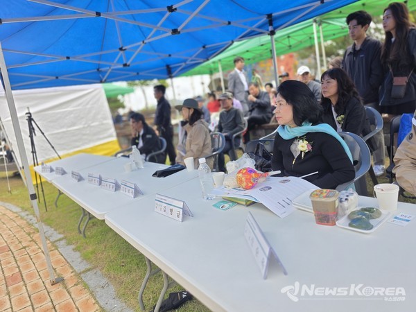 지도층 인사들의 명패만 덩그러니 놓인곳에 김행금 의장만이 홀로 앉아 행사장을 지키고 있다, @뉴스코리아 김현미 기자