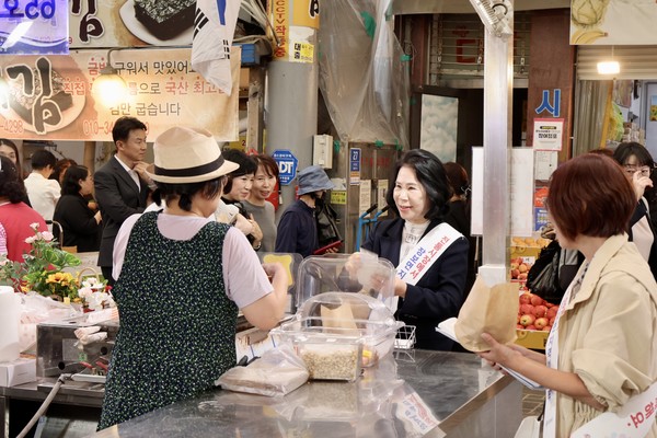 천안시의회 김행금 의장이 민족 대명절인 추석을 앞두고 10월 2일(목) 중앙시장을 찾아 시민과 상인들에게 인사를  나누고 있다.  @천안시