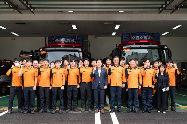 이재준 수원시장(가운데)이 수원소방서 근무자들을 격려한 후 함께 기념촬영을 하고 있다. @수원시