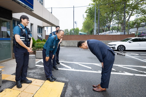 이재준 시장이 장안지구대에 경찰들에게 감사인사를 하고 있다. @수원시