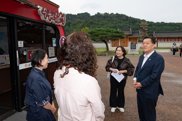 이재준 시장이 행궁광장 안내소 근무자와 이야기를 나누고 있다. @수원시