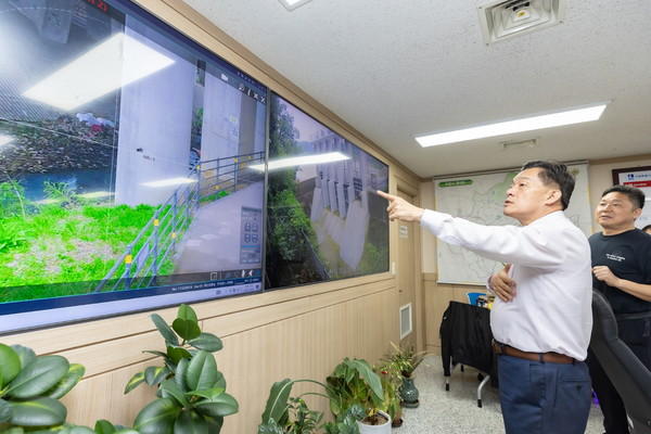 이재준 시장이 상황실에서 CCTV 화면을 보고 있다. @수원시