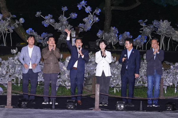 3일 선유몽 공연장인 용연을 찾은 이재준 수원시장(왼쪽 3번째), 김진표 전 국회의장, 백혜련 의원, 김영진 의원, 김승원 의원, 염태영 의원이 함께하고 있다.