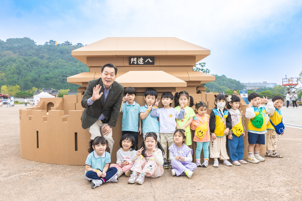 이재준 시장이 ‘시민의 위대한 건축, 팔달’에 참여한 어린이들과 함께하고 있다. @수원시