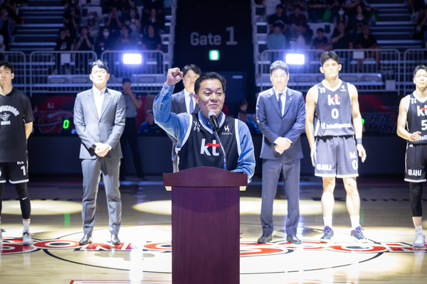 이재준 수원시장이 수원KT소닉붐을 응원하고 있다.