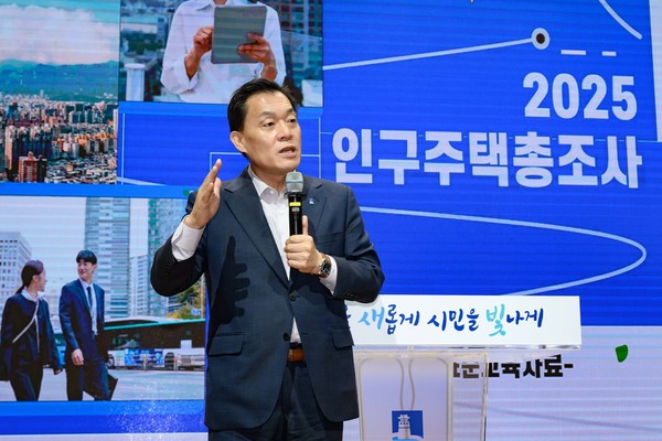 이재준 수원시장이 15일 시청 대강당에서 열린 인구주택총조사 조사원 교육에서 인사말을 하고 있다. @수원시