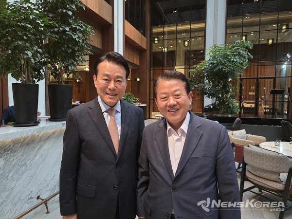 김병주 국회의원과 고상구 회장이 캄보디아에서 면담후 기념촬영을 하고 있다. @세계한인총연합회