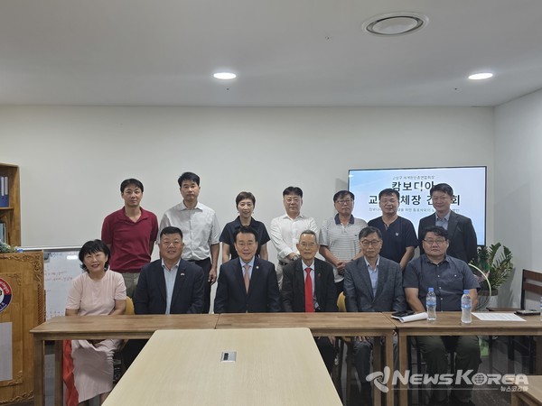 재캄보디아한인회 사무실에서 간담회 직후 참가자들이 기념촬영을 하고있다. @세계한인총연합회