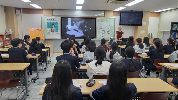 ‘솔라의 정원’ 김혜정 작가가 천안지역 학교에 방문해 청소년들과 소통하고 있다. @천안시