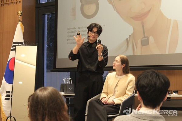 이진수 강사의 메이크업 시연 @주체코대사관 문화홍보관