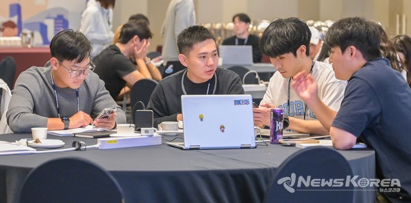  창업 모델 아이디어를 나누는 참가자들 @재외동포협력센터