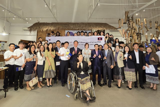 코이카(KOICA·한국국제협력단)가 16일(현지시간) 라오스 수도 비엔티안 ‘COPE 센터’에서 불발탄 문제의 심각성과 불발탄 피해자 지원 성과를 알리기 위해 개최한 ‘K+HOPE’ 캠페인에서 주요 참석자들이 단체사진을 촬영하고 있다. @코이카