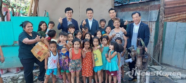 임종성 전 국회의원이 마닐라 코피노 마을을 방문하여 장학금과 선물을 전달하고 기념사진을 찍고 있다. @뉴스코리아 최신 특파원