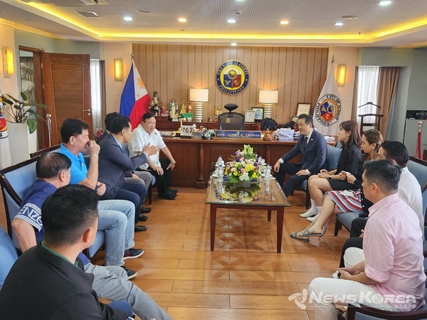 제리트라냐스 일로일로 시장을 비롯한 부시장과 시의원들이 한데 모여 임종성 의원과 코피노 문제등에 대해 논의 하고 있다. @뉴스코리아 최신 특파원