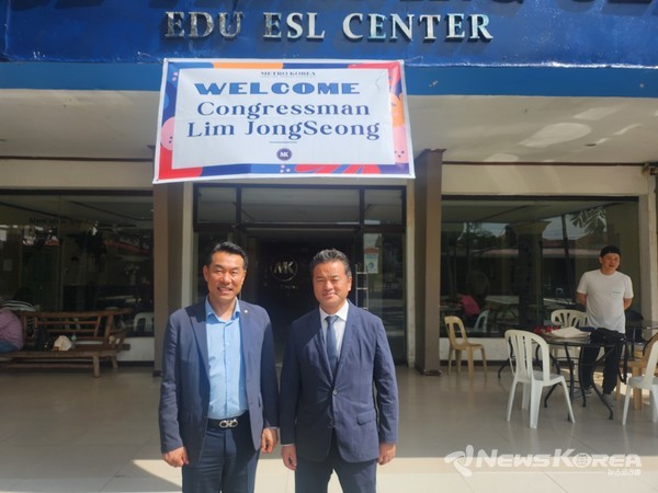 사진 오른쪽부터 한국인구정책연구회가 운영중인 코피노 교육센터를 직접 방문한 더불어민주당 임종성 의원과 문대진 한국인구정책연구회 부회장 @뉴스코리아 최신 특파원