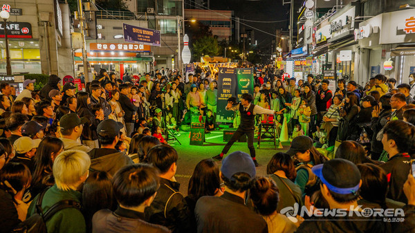 지난해 11월 열린 쌍리단길 별빛야시장에서 많은 주민들이 마술공연을 관람하고 있다. @도봉구