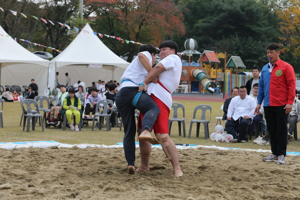 홀트학교 개교 50주년을 기념해 열린 ‘제1회 메이크월배 특수학교 장사씨름대회’에 출전한 장애학생 선수들이 모래판 위에서 힘을 겨루고 있다. @뉴스코리아 이창주 기자